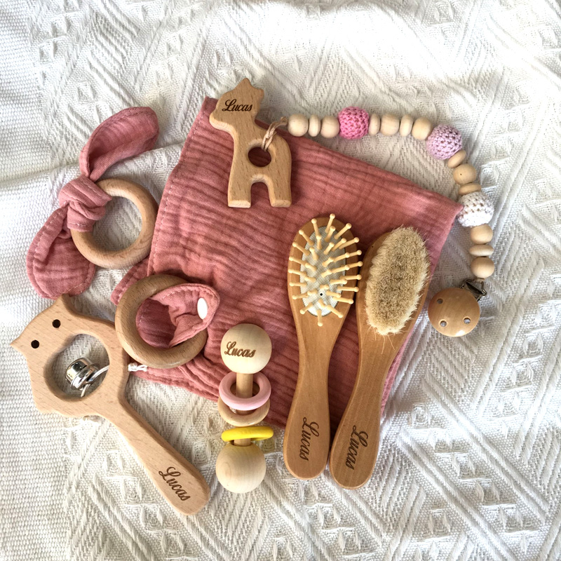 Baby Rattle Toy Set - ส่วนบุคคลชื่อชุดของเล่นอาบน้ําเด็ก Swaddle Wrap Baby Milestones แปรง